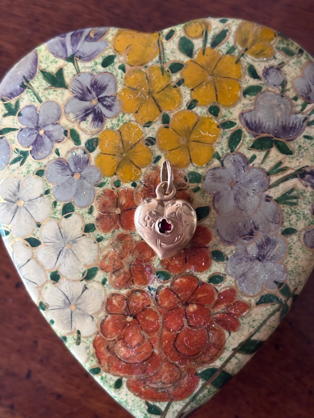 18K Vintage Gold Heart Pendant with Red Stone - Picture 6 of 6